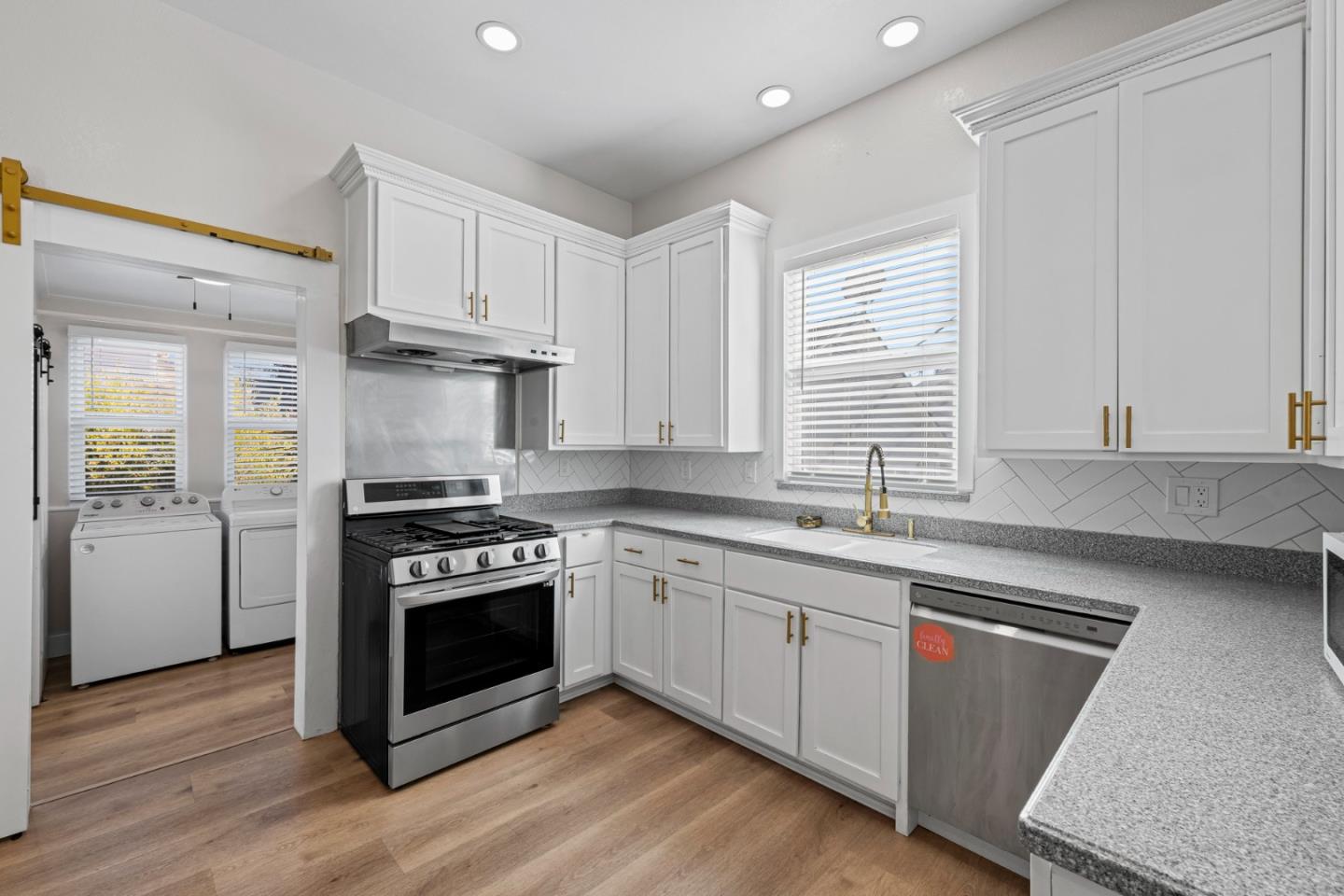 Detail Gallery Image 4 of 20 For 194 4th St, Gilroy,  CA 95020 - 4 Beds | 4 Baths