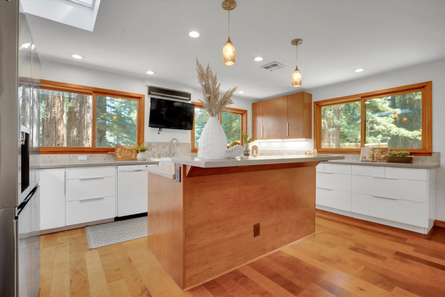 Detail Gallery Image 16 of 56 For 12 Summit Rd, Woodside,  CA 94062 - 4 Beds | 3/1 Baths
