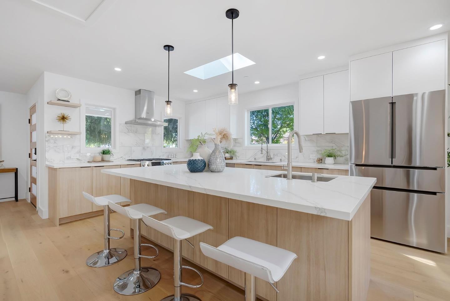 Detail Gallery Image 3 of 45 For 827 S Idaho St, San Mateo,  CA 94402 - 4 Beds | 4 Baths