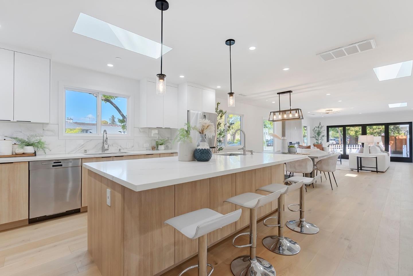 Detail Gallery Image 4 of 45 For 827 S Idaho St, San Mateo,  CA 94402 - 4 Beds | 4 Baths