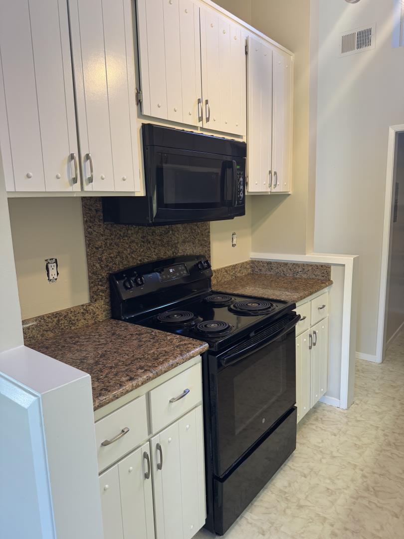 Detail Gallery Image 3 of 10 For 3322 Brittan Ave #11,  San Carlos,  CA 94070 - 2 Beds | 2 Baths