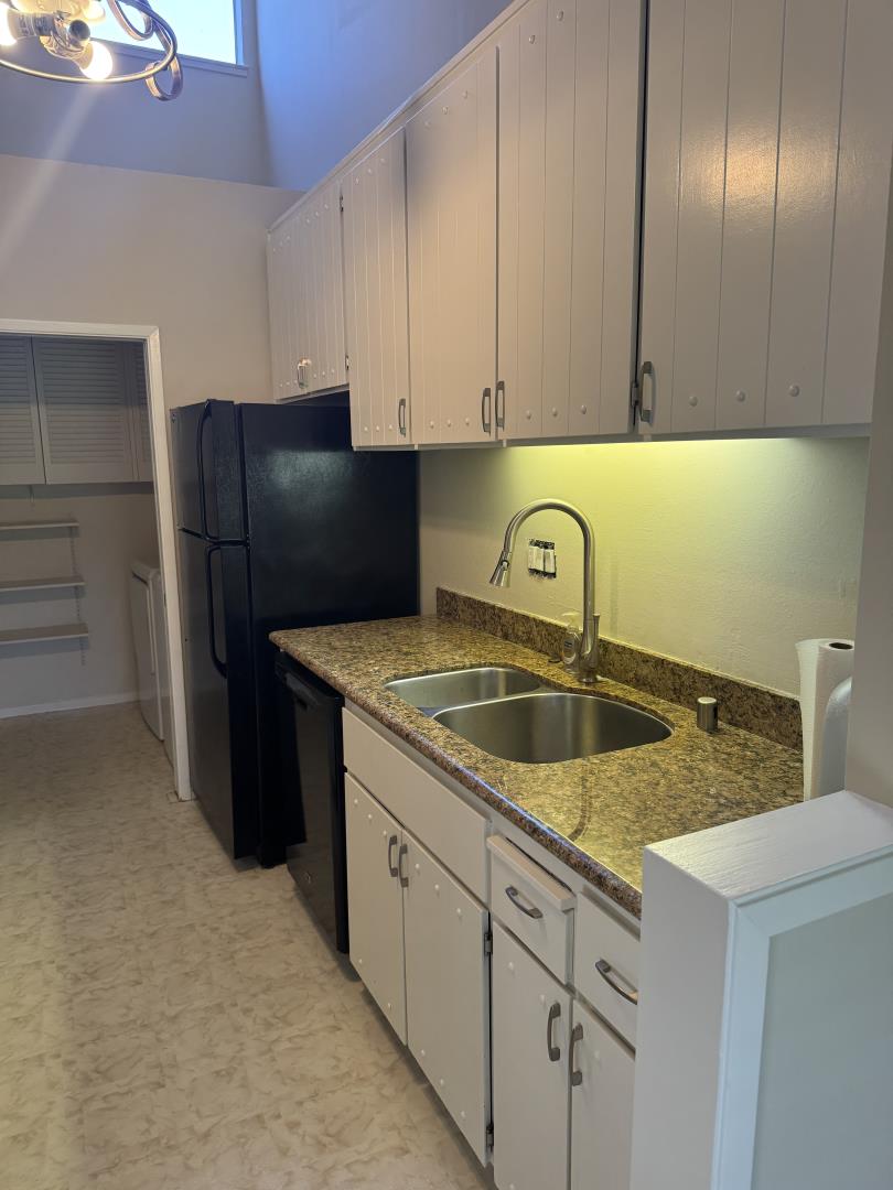 Detail Gallery Image 4 of 10 For 3322 Brittan Ave #11,  San Carlos,  CA 94070 - 2 Beds | 2 Baths