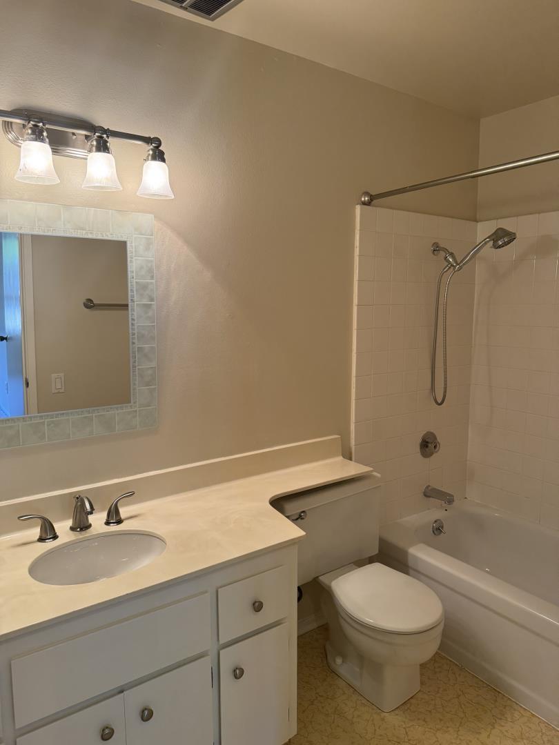 Detail Gallery Image 8 of 10 For 3322 Brittan Ave #11,  San Carlos,  CA 94070 - 2 Beds | 2 Baths