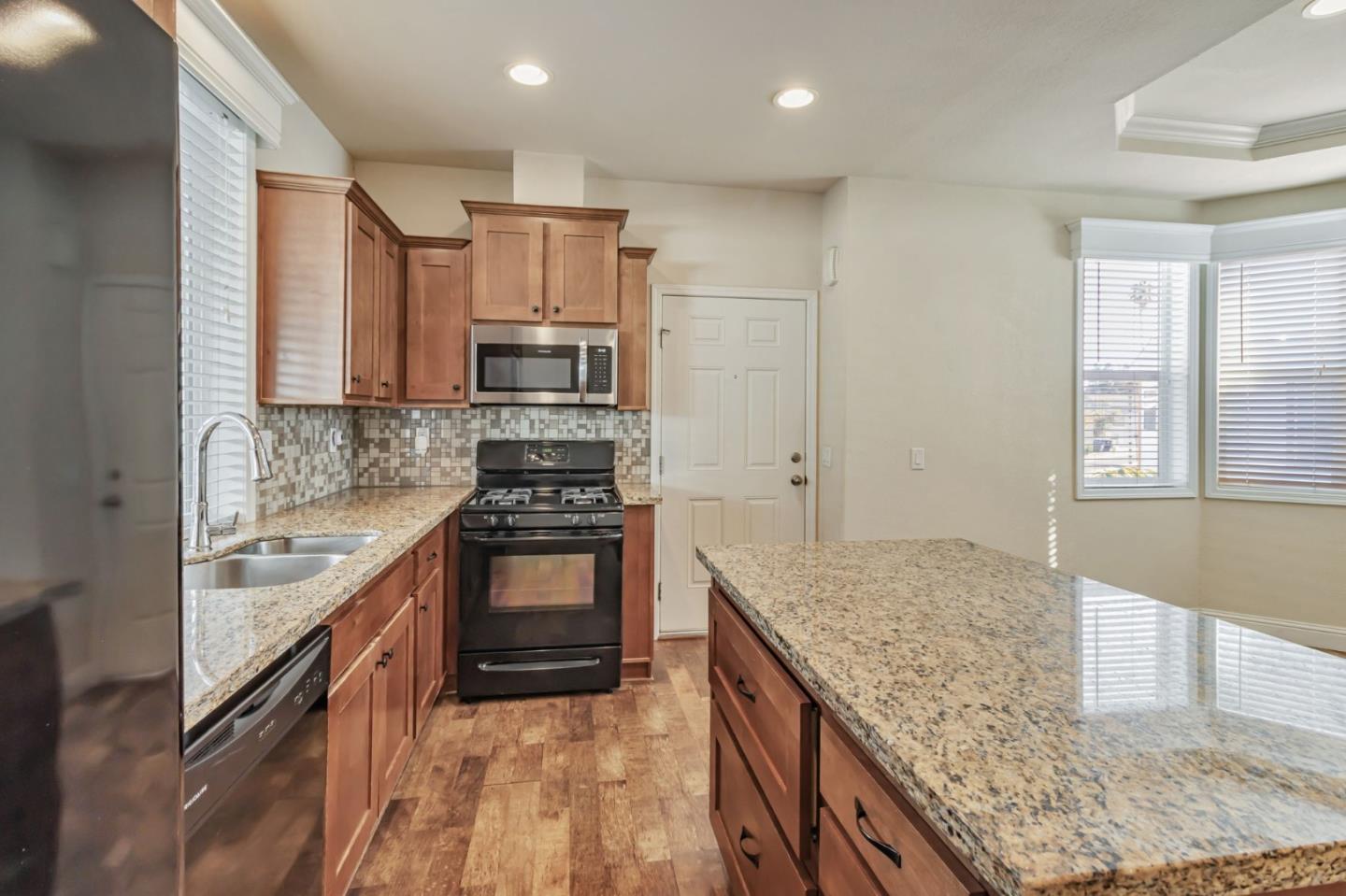 Detail Gallery Image 10 of 33 For 440 Moffet Blvd #127,  Mountain View,  CA 94043 - 3 Beds | 2 Baths