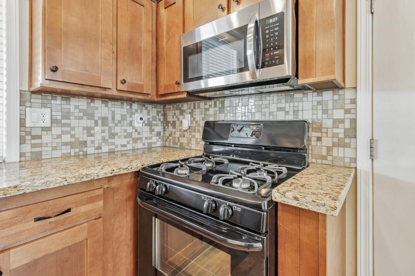 Detail Gallery Image 13 of 33 For 440 Moffet Blvd #127,  Mountain View,  CA 94043 - 3 Beds | 2 Baths