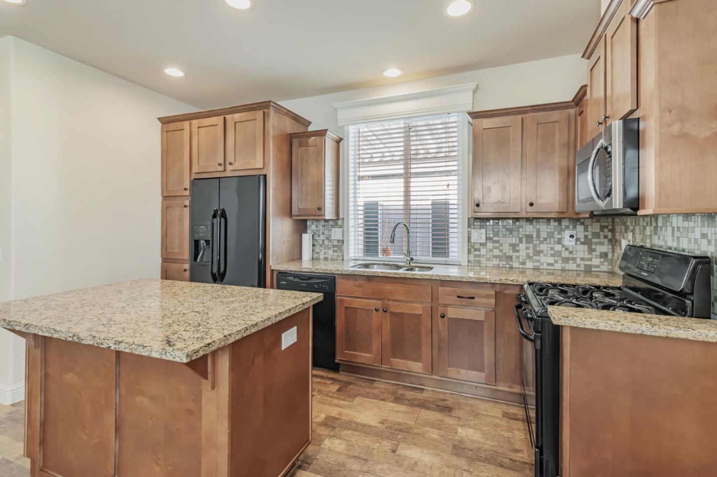 Detail Gallery Image 5 of 33 For 440 Moffet Blvd #127,  Mountain View,  CA 94043 - 3 Beds | 2 Baths