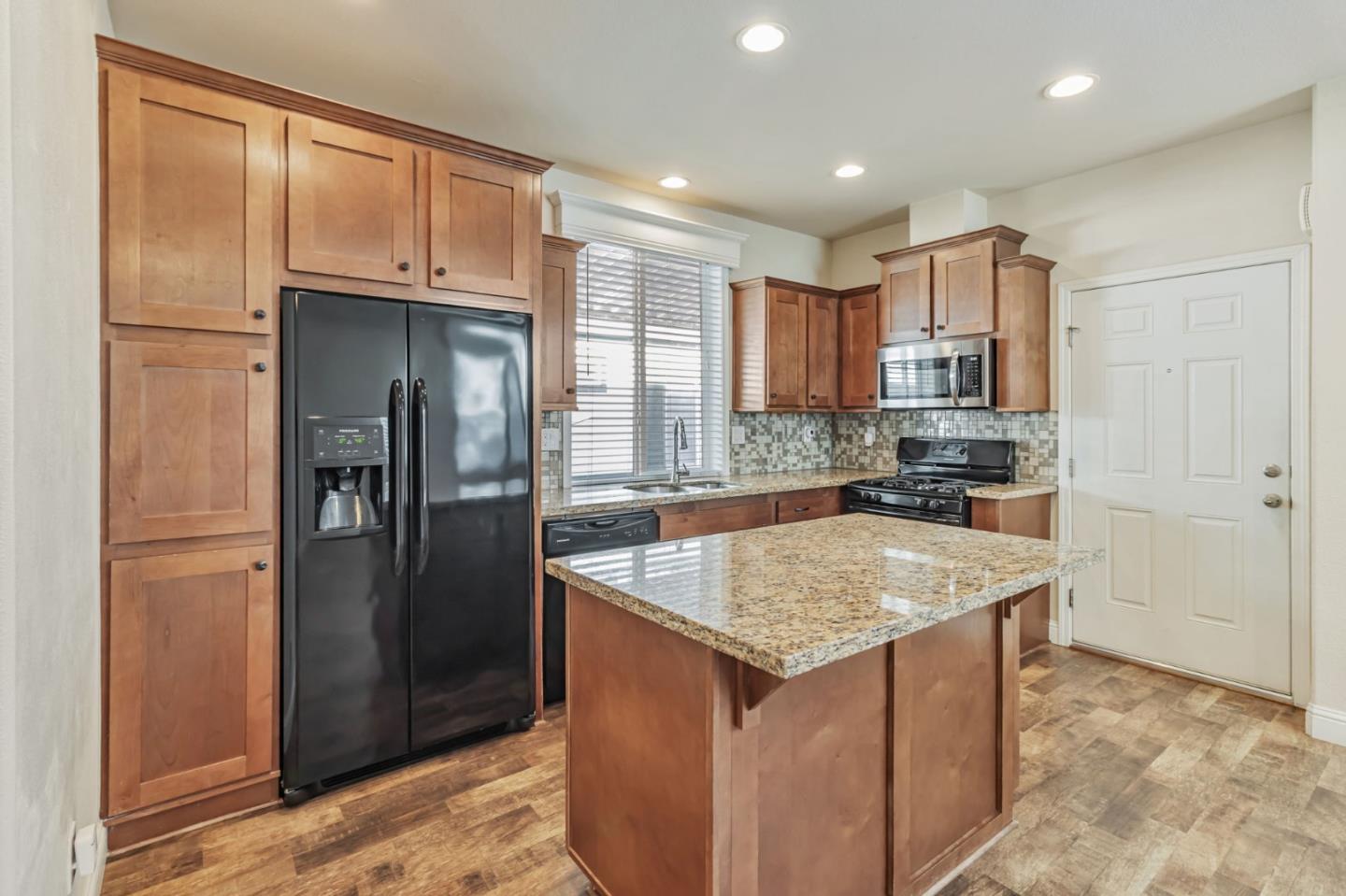 Detail Gallery Image 8 of 33 For 440 Moffet Blvd #127,  Mountain View,  CA 94043 - 3 Beds | 2 Baths