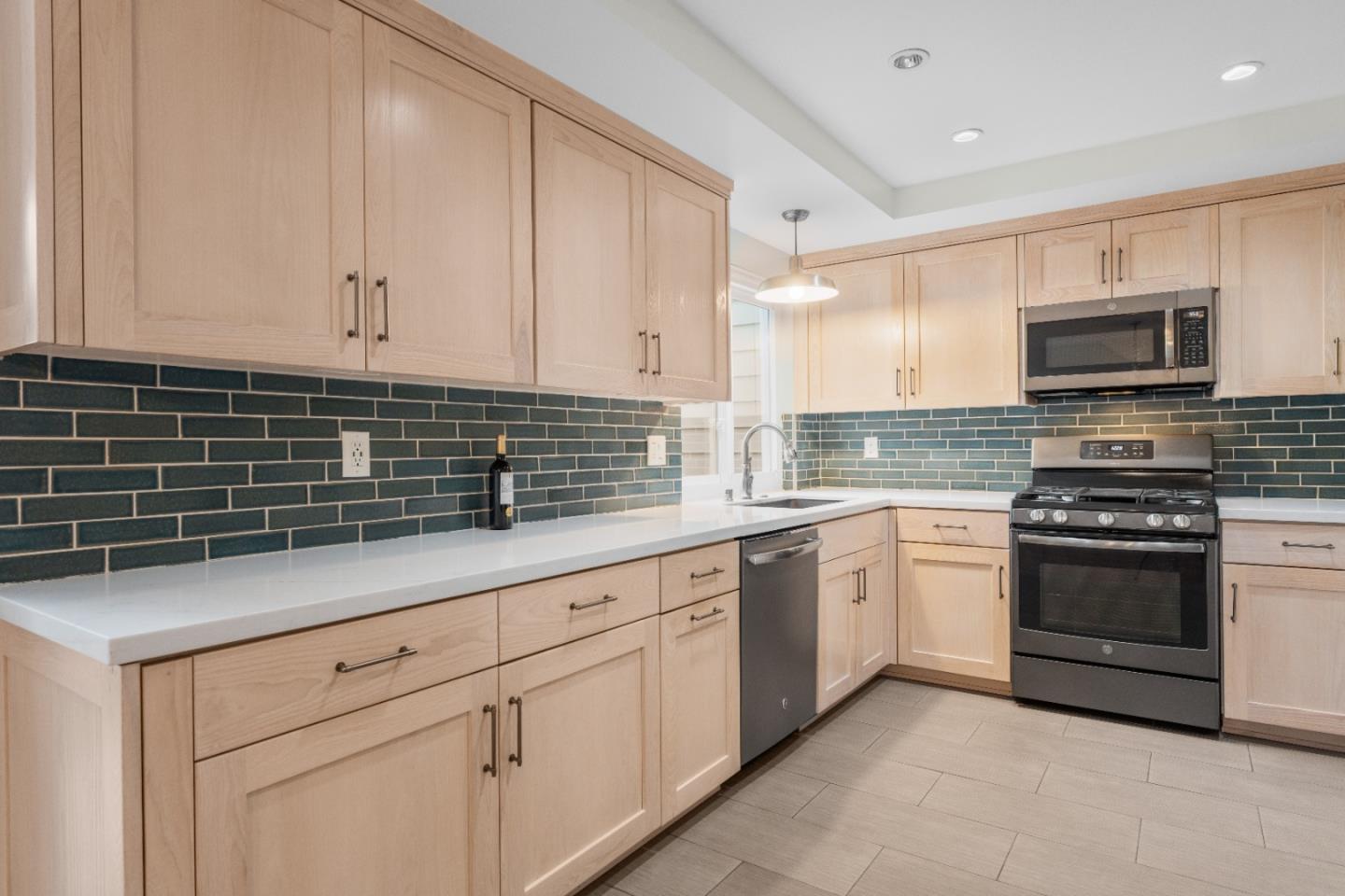 Detail Gallery Image 7 of 34 For 118 Stoney Creek Rd, Santa Cruz,  CA 95060 - 3 Beds | 2/1 Baths