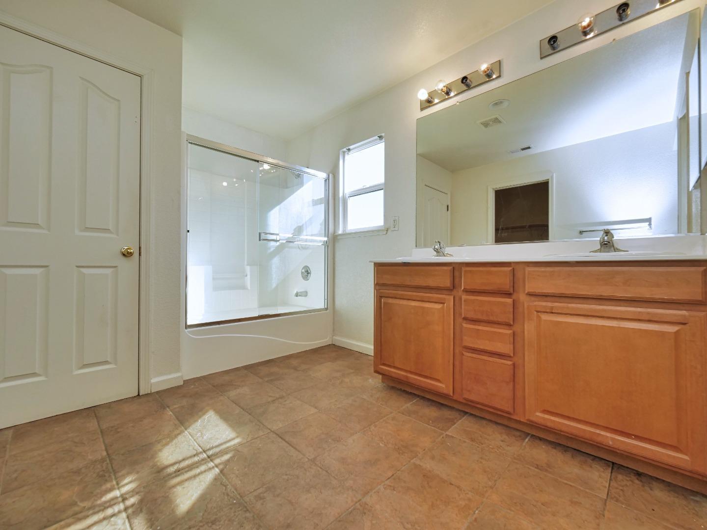 Detail Gallery Image 10 of 18 For 5813 Fred Russo Dr, Stockton,  CA 95212 - 4 Beds | 2/1 Baths