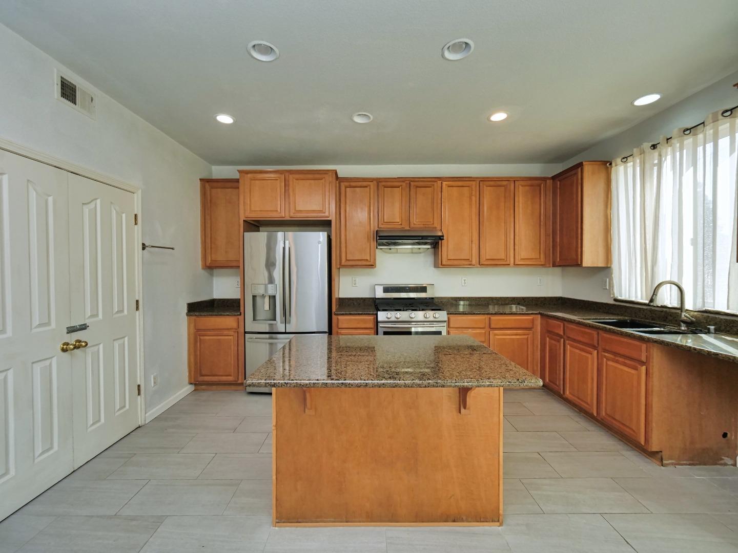 Detail Gallery Image 5 of 18 For 5813 Fred Russo Dr, Stockton,  CA 95212 - 4 Beds | 2/1 Baths