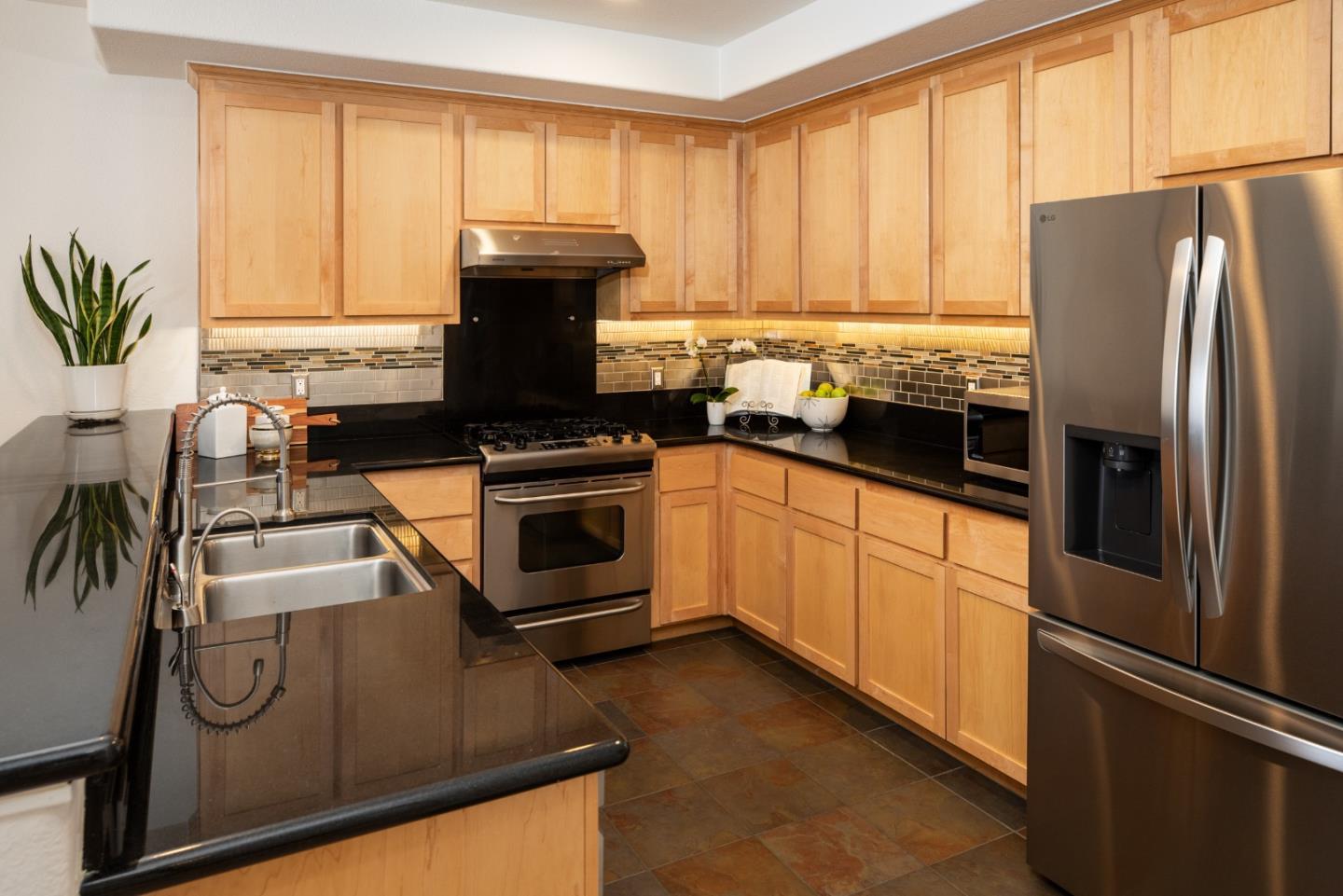 Detail Gallery Image 5 of 31 For 1788 Camino Leonor, San Jose,  CA 95131 - 1 Beds | 1/1 Baths