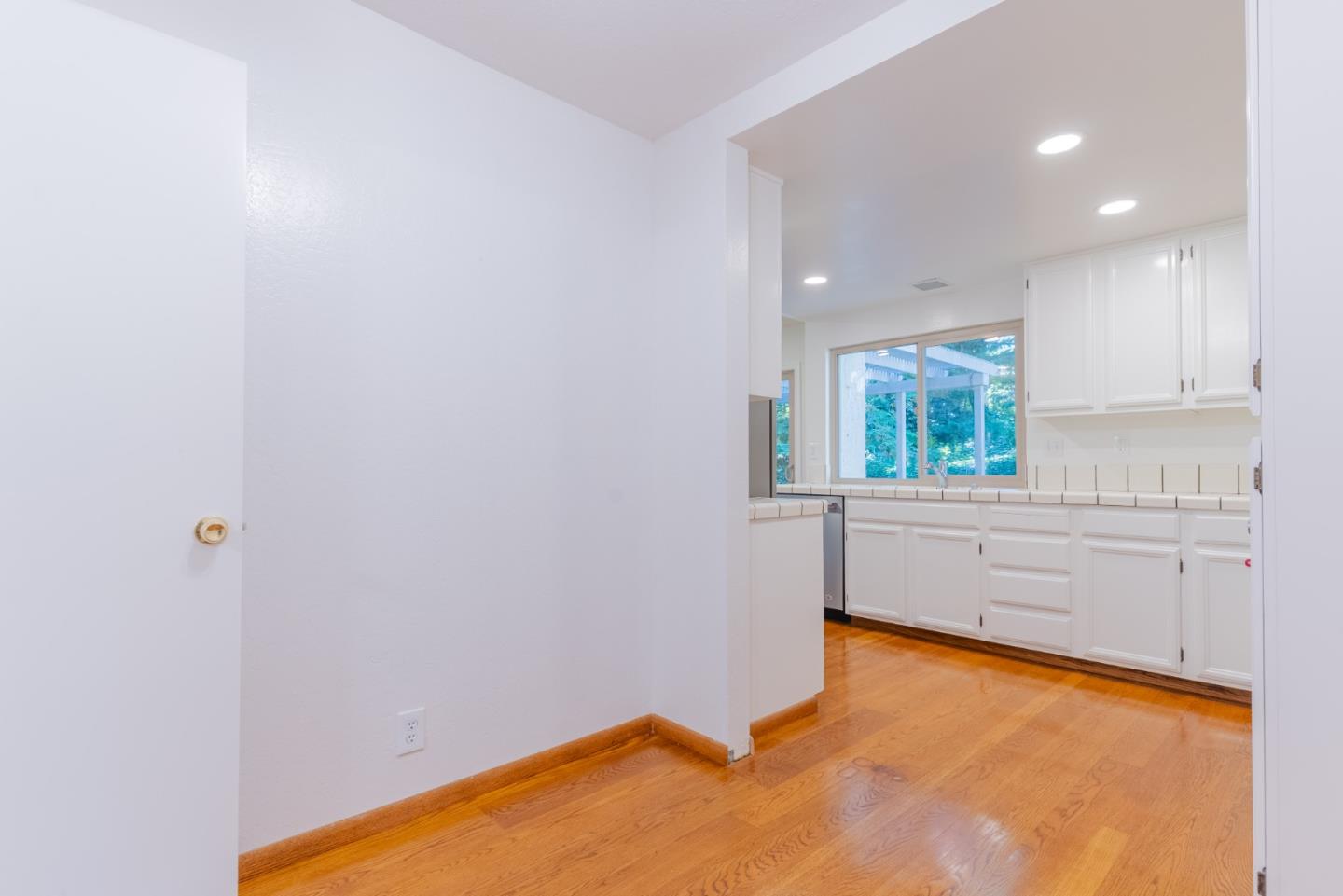 Detail Gallery Image 10 of 53 For 6 Havenridge Ct, San Mateo,  CA 94402 - 3 Beds | 2/1 Baths