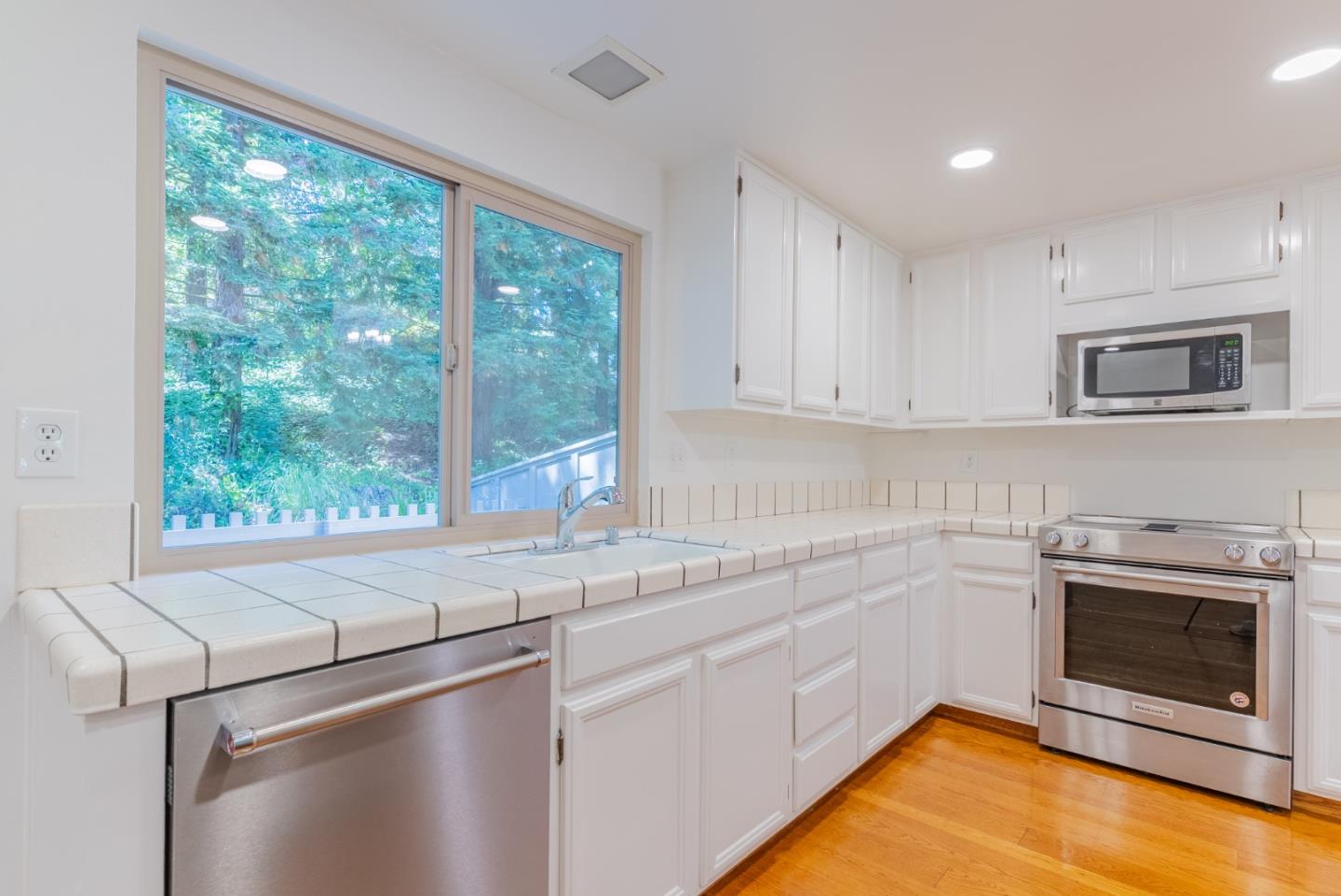 Detail Gallery Image 13 of 53 For 6 Havenridge Ct, San Mateo,  CA 94402 - 3 Beds | 2/1 Baths