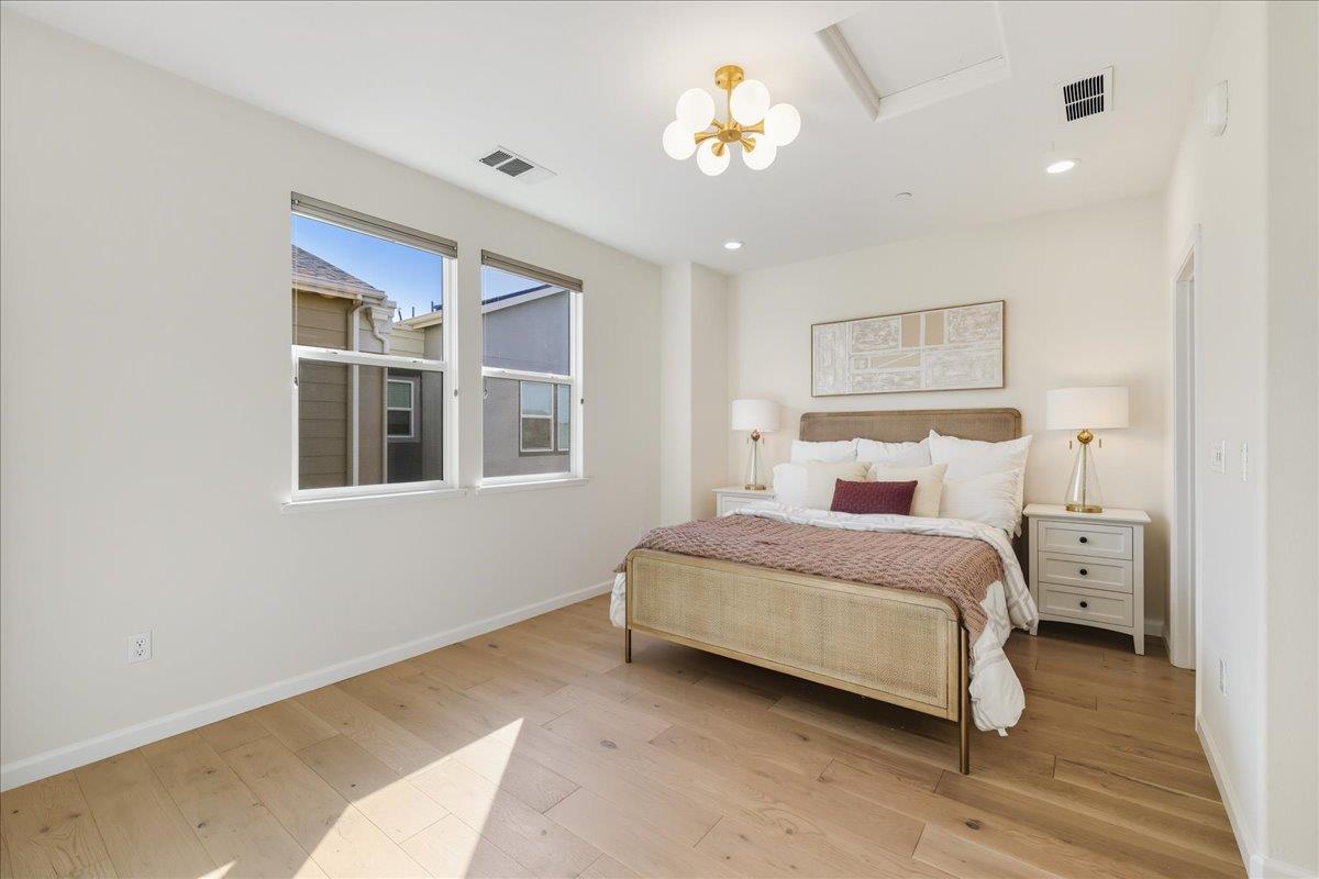 Detail Gallery Image 13 of 85 For 392 Charles Morris Ter, Sunnyvale,  CA 94085 - 4 Beds | 3 Baths