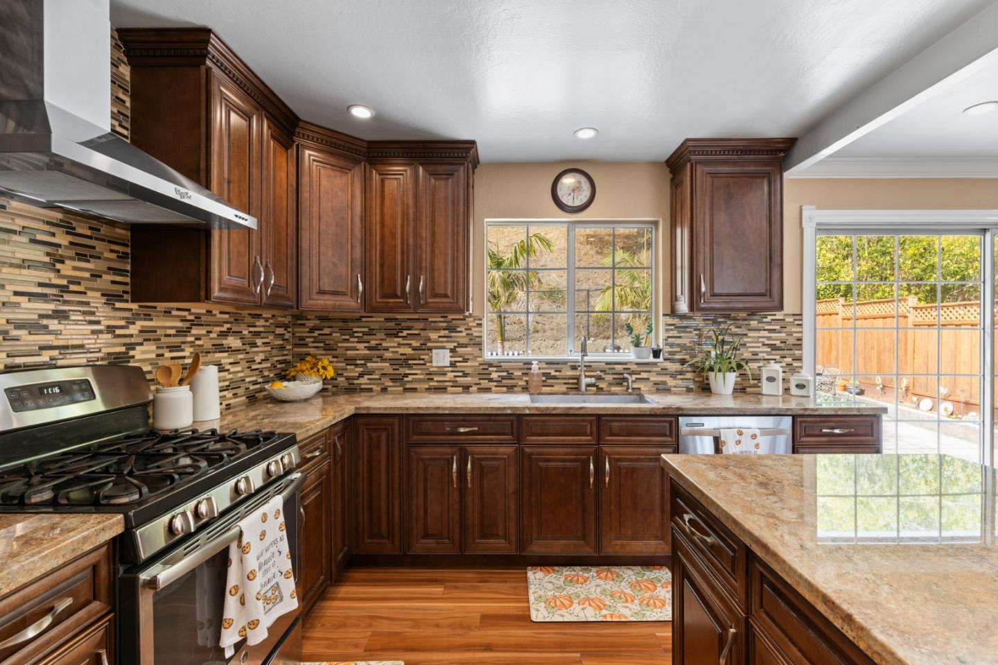 Detail Gallery Image 6 of 24 For 1048 Banyan Way, Pacifica,  CA 94044 - 4 Beds | 2 Baths