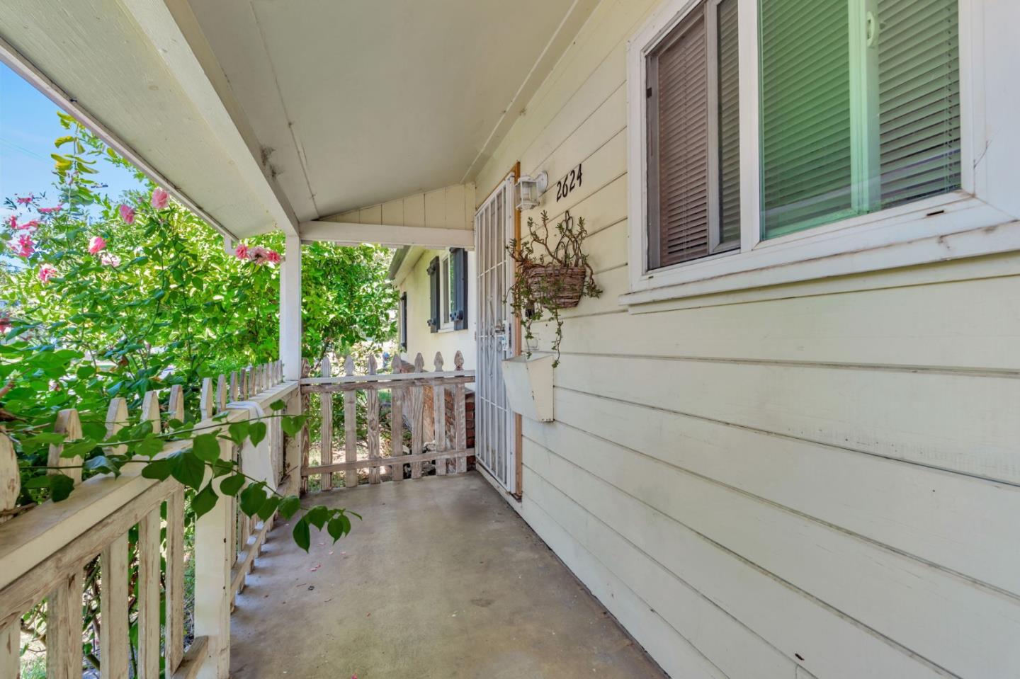 Detail Gallery Image 2 of 24 For 2624 N Center St, Stockton,  CA 95204 - 4 Beds | 2 Baths