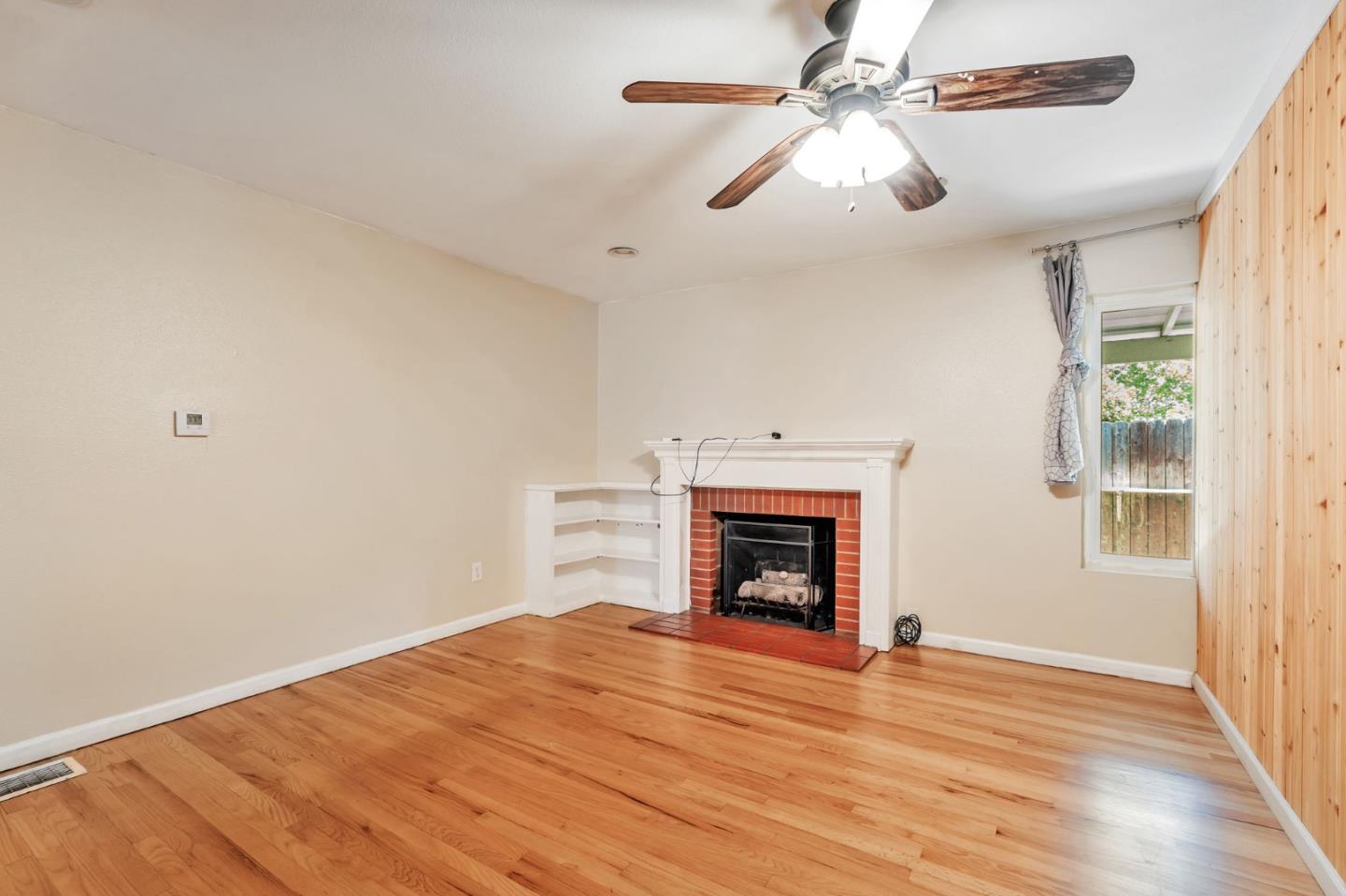 Detail Gallery Image 4 of 24 For 2624 N Center St, Stockton,  CA 95204 - 4 Beds | 2 Baths