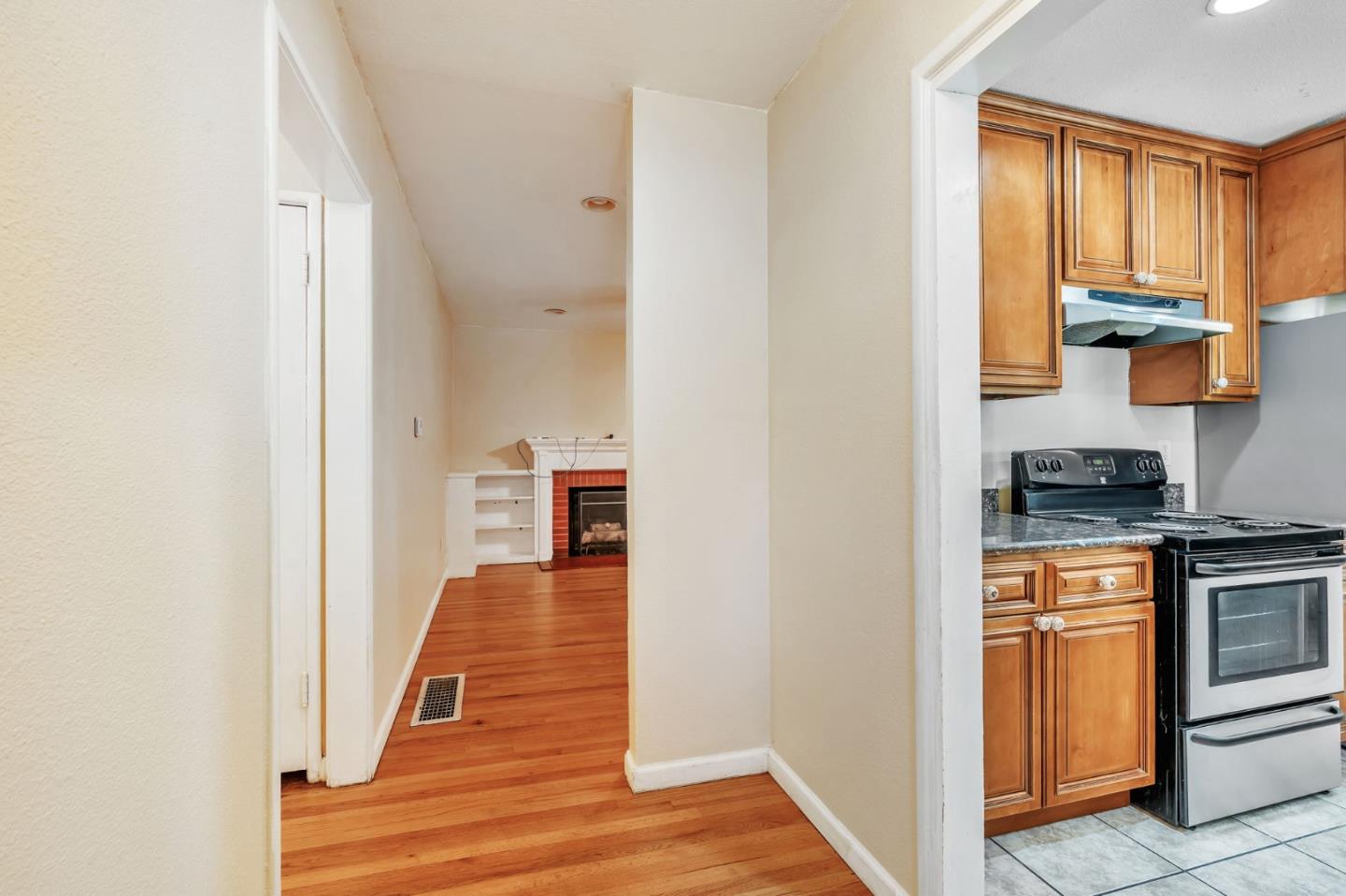 Detail Gallery Image 5 of 24 For 2624 N Center St, Stockton,  CA 95204 - 4 Beds | 2 Baths