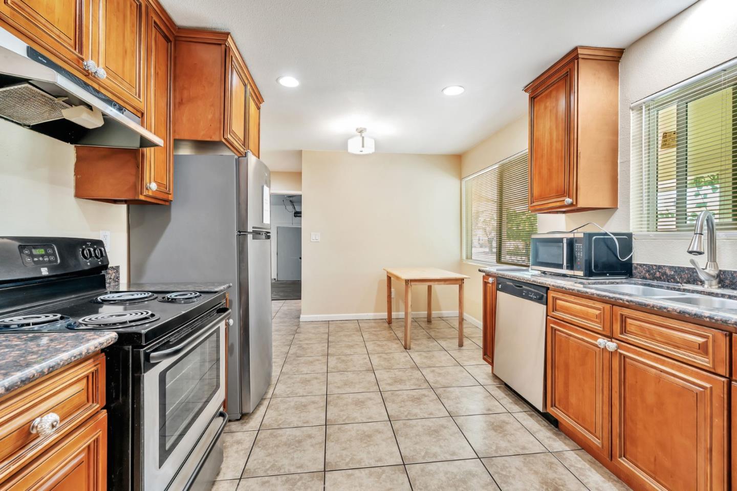 Detail Gallery Image 6 of 24 For 2624 N Center St, Stockton,  CA 95204 - 4 Beds | 2 Baths