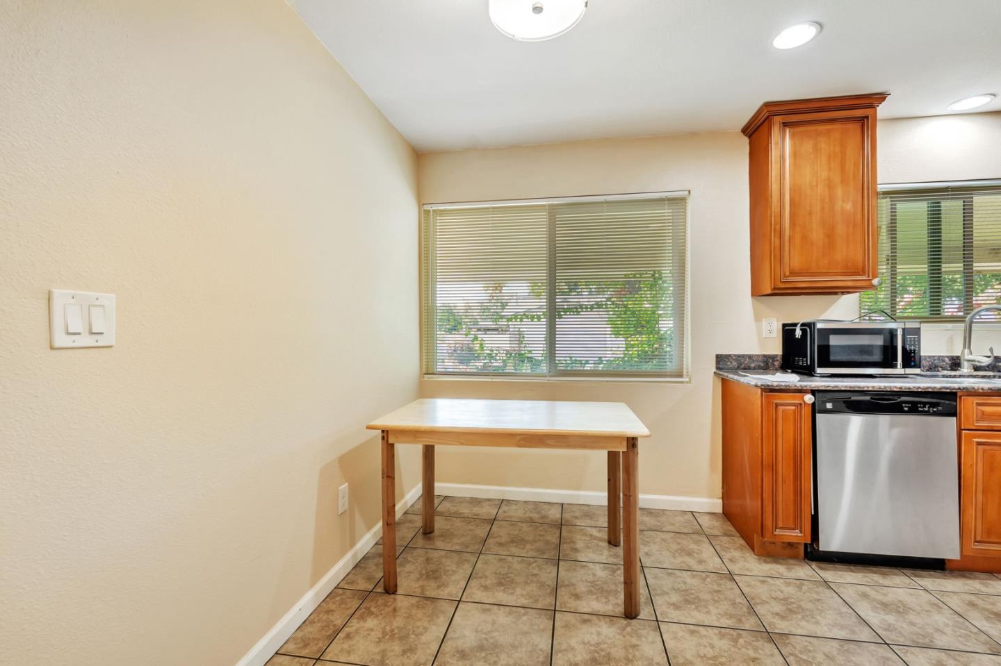 Detail Gallery Image 8 of 24 For 2624 N Center St, Stockton,  CA 95204 - 4 Beds | 2 Baths