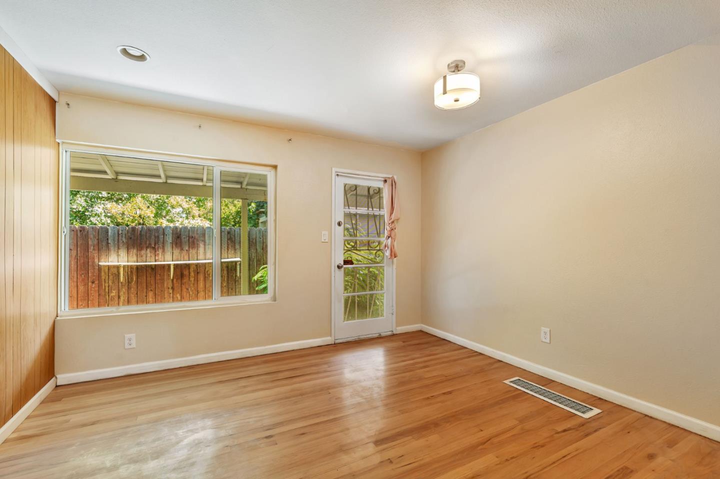 Detail Gallery Image 9 of 24 For 2624 N Center St, Stockton,  CA 95204 - 4 Beds | 2 Baths