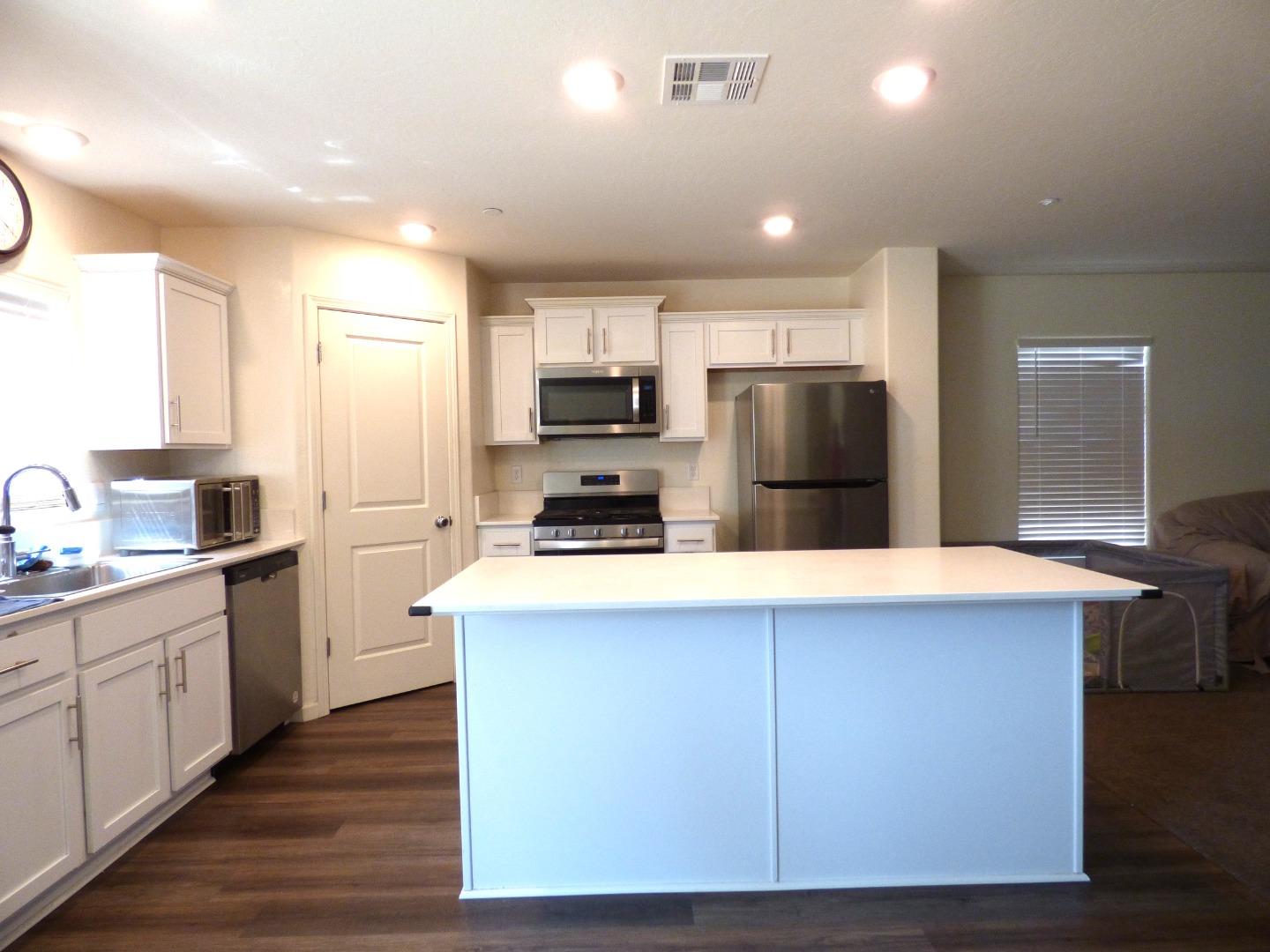 Detail Gallery Image 9 of 17 For 510 Perkins Rd, Madera,  CA 93637 - 4 Beds | 3 Baths