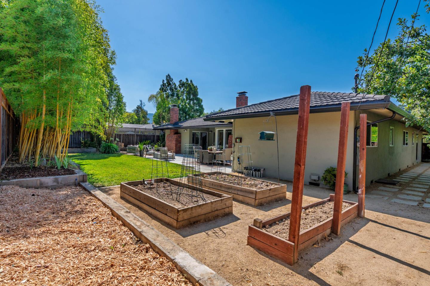 Detail Gallery Image 25 of 26 For 1981 Newcastle Dr, Los Altos,  CA 94024 - 4 Beds | 2/1 Baths
