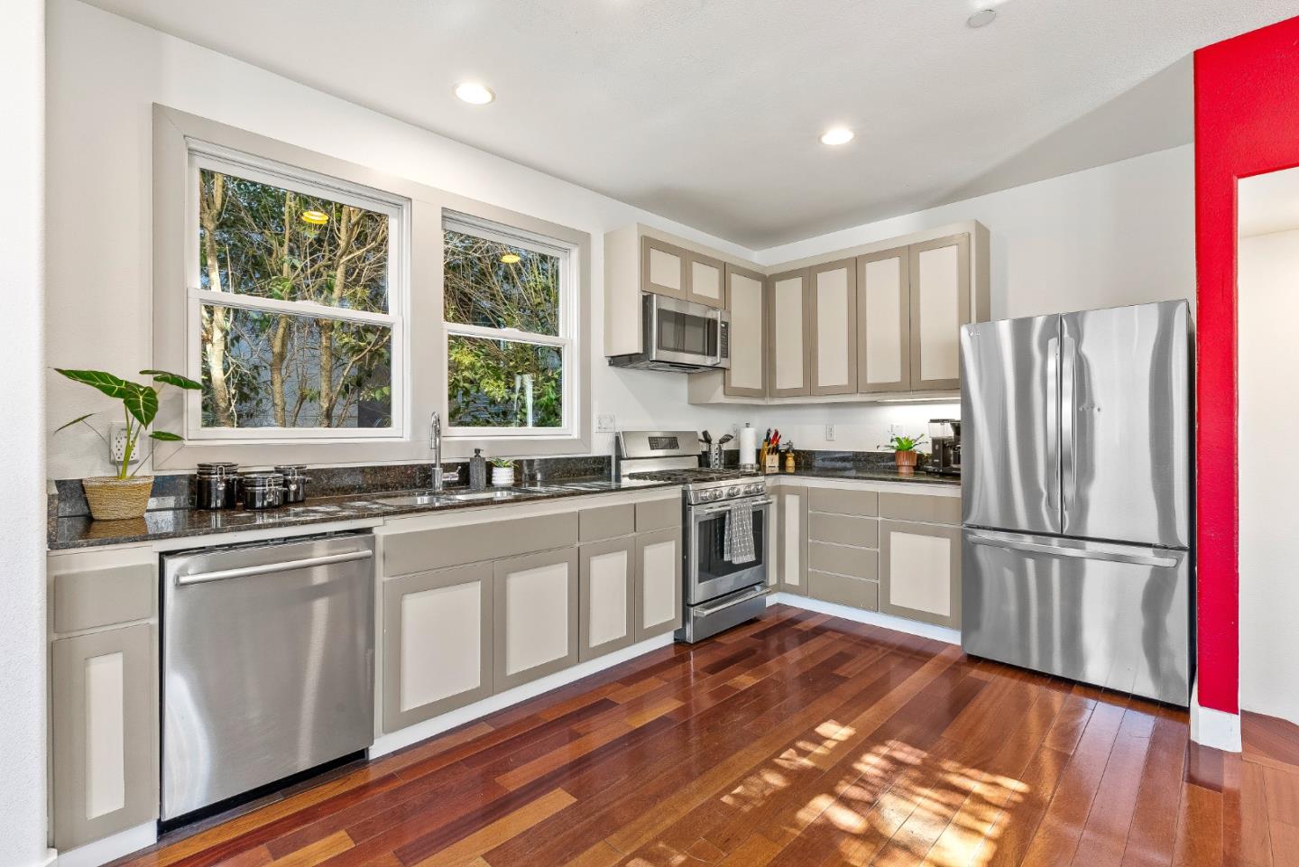 Detail Gallery Image 11 of 37 For 411 Broadway #B,  Santa Cruz,  CA 95060 - 3 Beds | 2 Baths