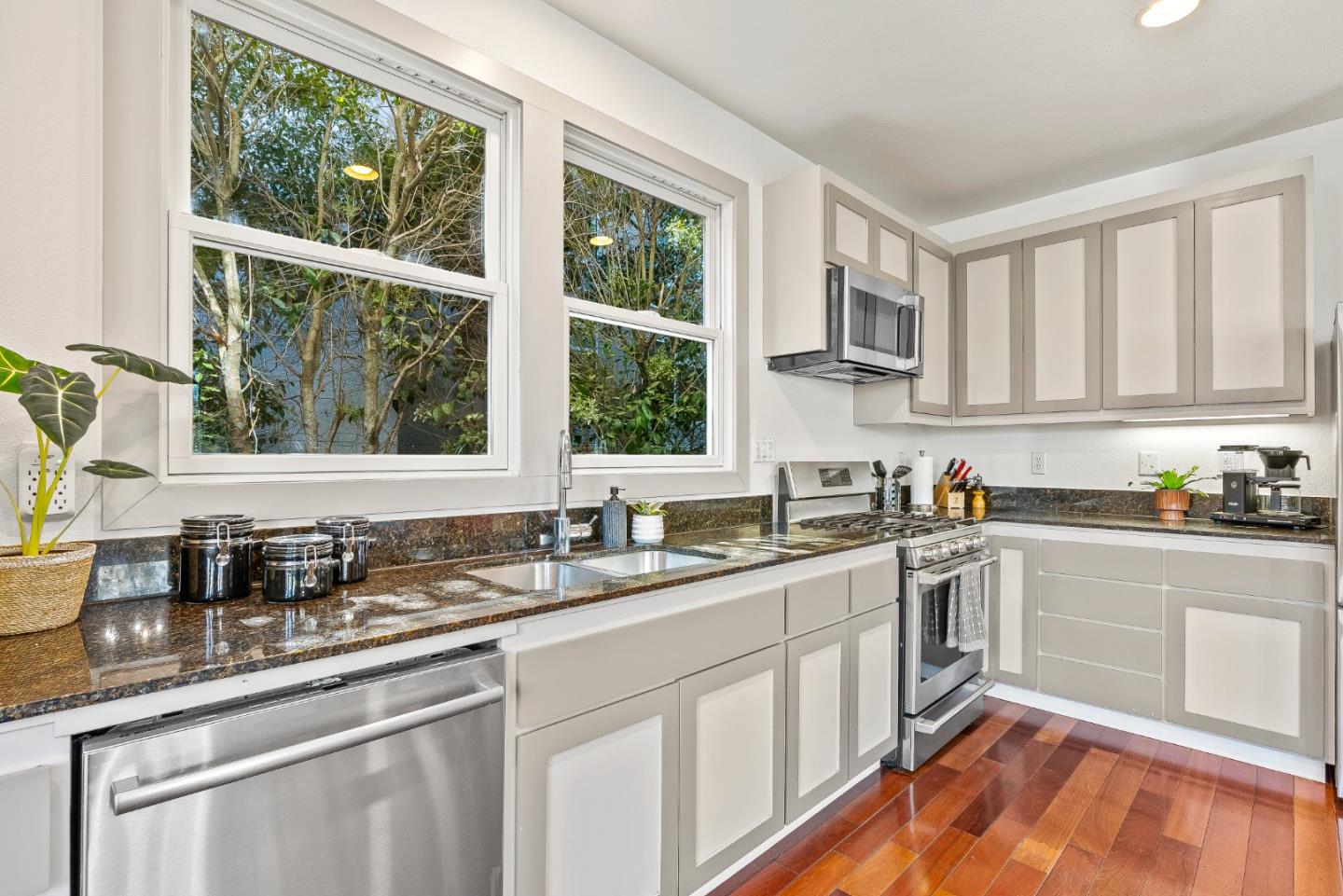 Detail Gallery Image 12 of 37 For 411 Broadway #B,  Santa Cruz,  CA 95060 - 3 Beds | 2 Baths