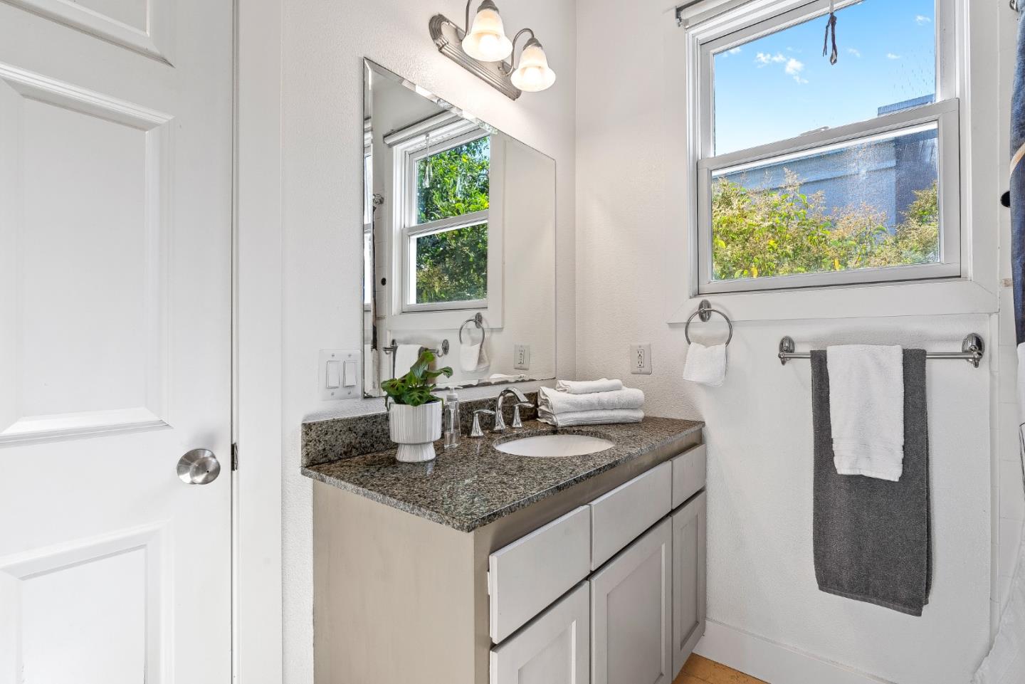 Detail Gallery Image 17 of 37 For 411 Broadway #B,  Santa Cruz,  CA 95060 - 3 Beds | 2 Baths