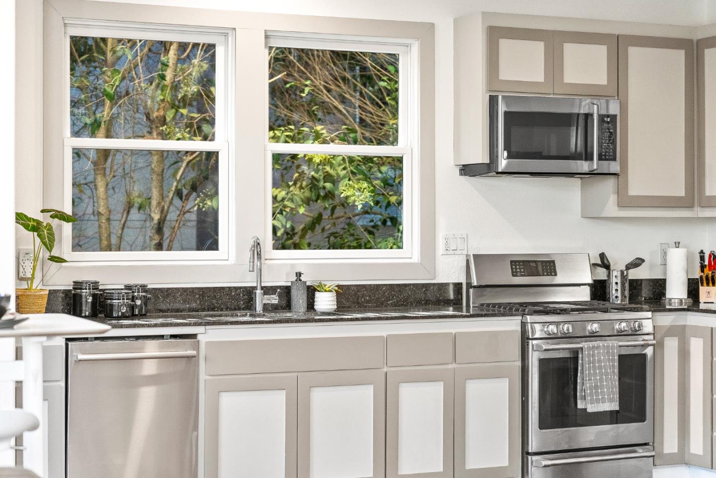 Detail Gallery Image 18 of 37 For 411 Broadway #B,  Santa Cruz,  CA 95060 - 3 Beds | 2 Baths