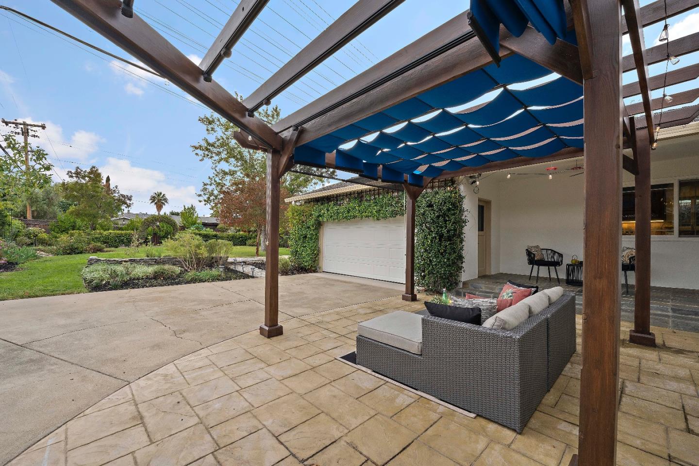 Detail Gallery Image 12 of 34 For 3825 Woodford Dr, San Jose,  CA 95124 - 4 Beds | 2 Baths