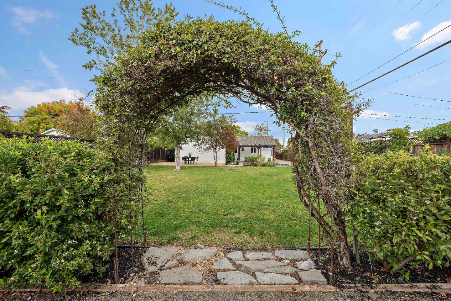 Detail Gallery Image 14 of 34 For 3825 Woodford Dr, San Jose,  CA 95124 - 4 Beds | 2 Baths