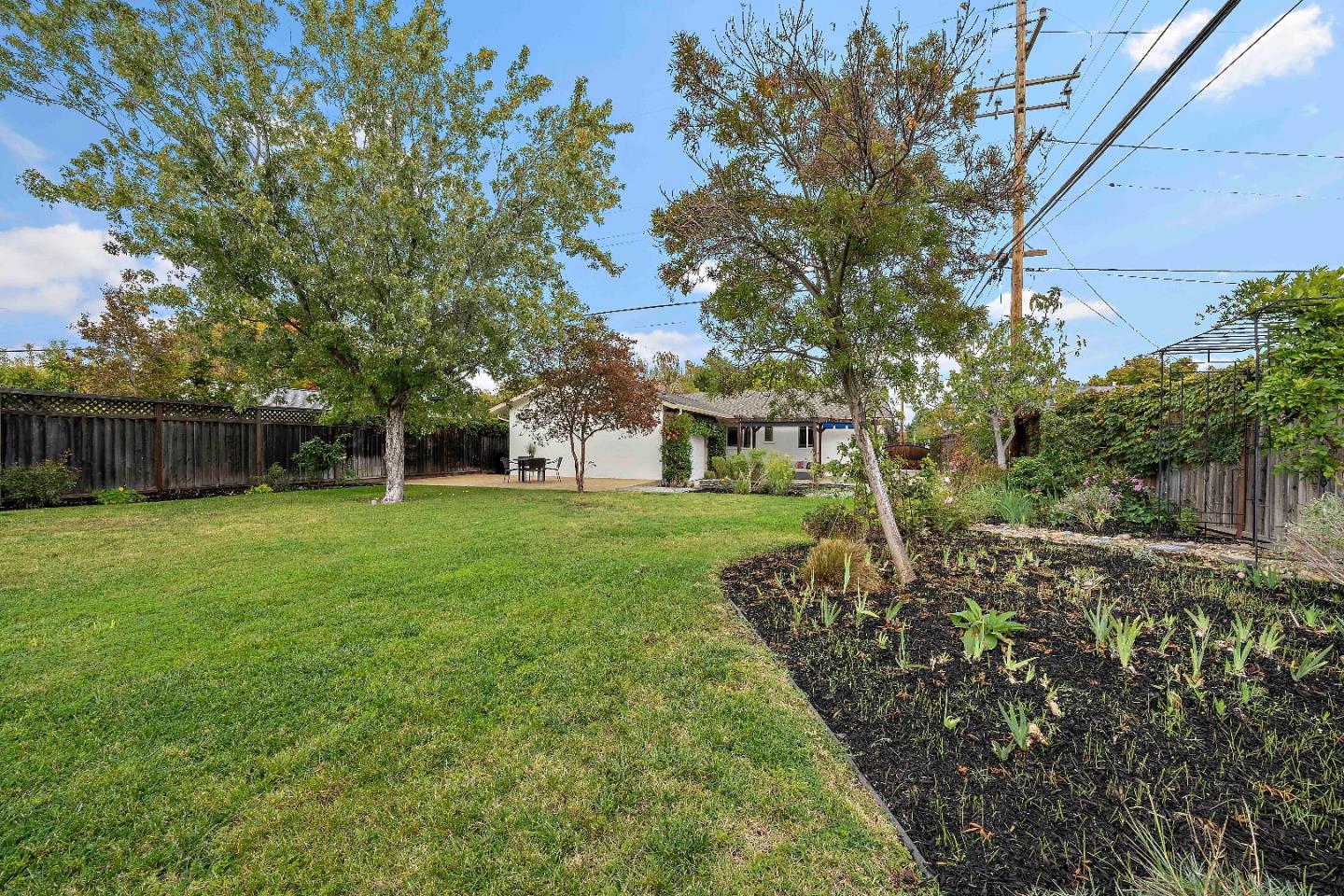 Detail Gallery Image 15 of 34 For 3825 Woodford Dr, San Jose,  CA 95124 - 4 Beds | 2 Baths