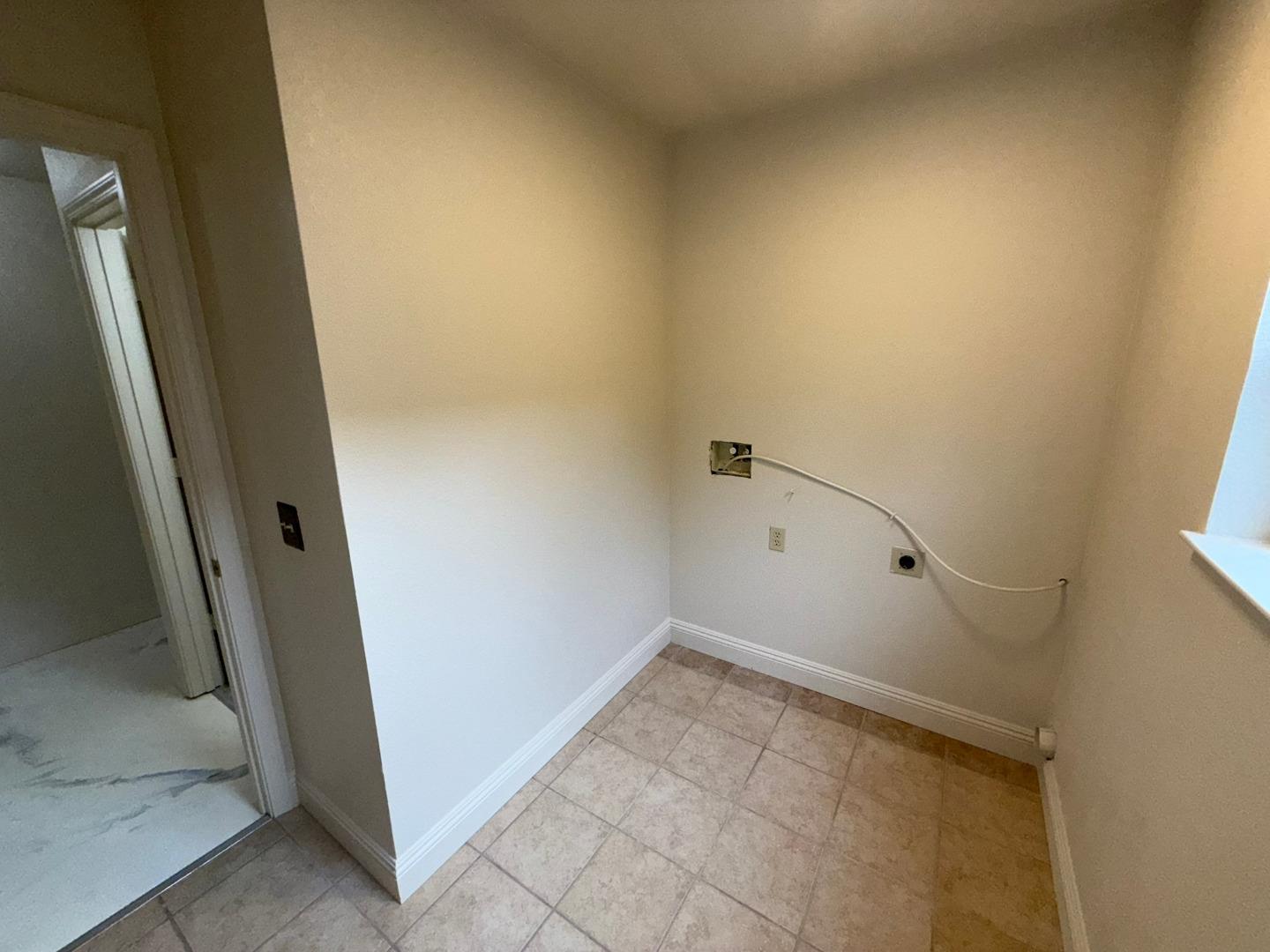 Detail Gallery Image 11 of 32 For 794 Danbury St, Salinas,  CA 93906 - 4 Beds | 2/1 Baths