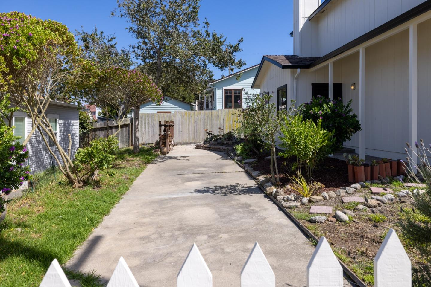 Detail Gallery Image 5 of 39 For 213 15th St, Pacific Grove,  CA 93950 - 3 Beds | 1/1 Baths