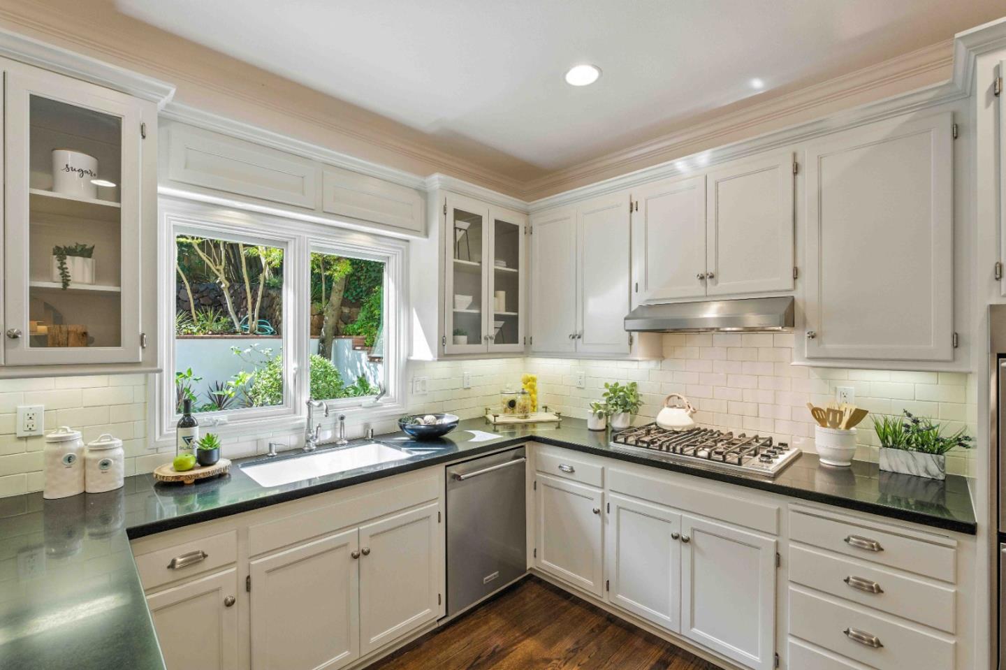 Detail Gallery Image 10 of 55 For 2235 Carmelita Dr, San Carlos,  CA 94070 - 4 Beds | 3/1 Baths