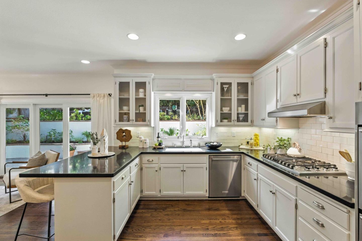 Detail Gallery Image 11 of 55 For 2235 Carmelita Dr, San Carlos,  CA 94070 - 4 Beds | 3/1 Baths