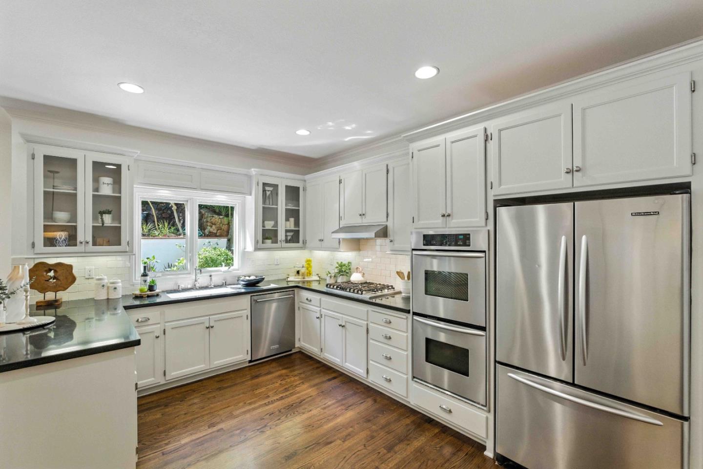 Detail Gallery Image 12 of 55 For 2235 Carmelita Dr, San Carlos,  CA 94070 - 4 Beds | 3/1 Baths