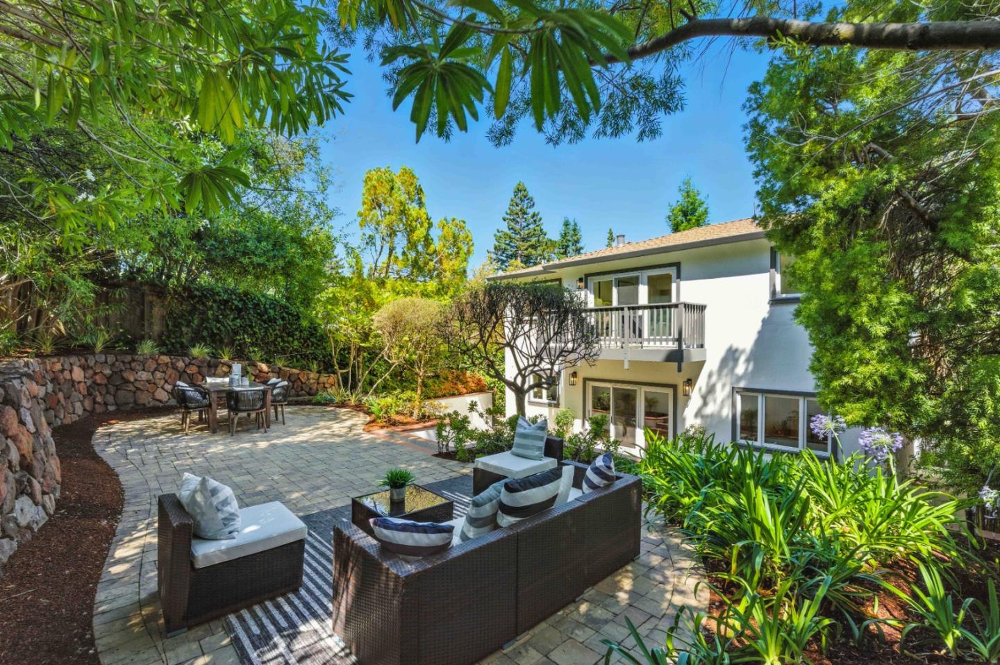 Detail Gallery Image 13 of 55 For 2235 Carmelita Dr, San Carlos,  CA 94070 - 4 Beds | 3/1 Baths