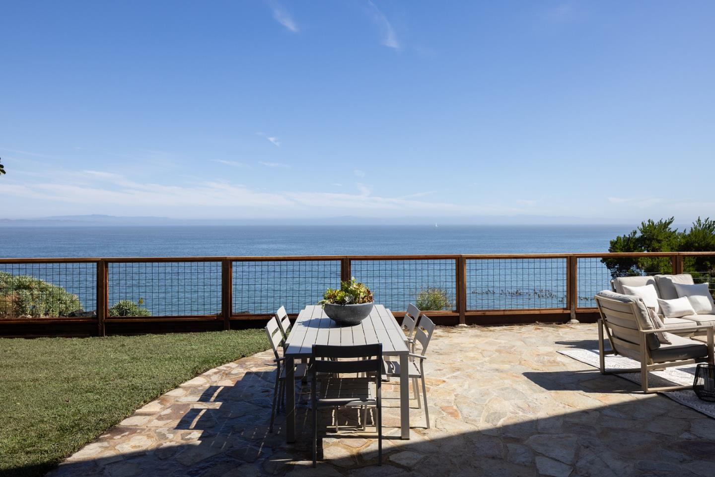 Detail Gallery Image 4 of 32 For 4840 Cliff Dr, Capitola,  CA 95010 - 2 Beds | 2 Baths
