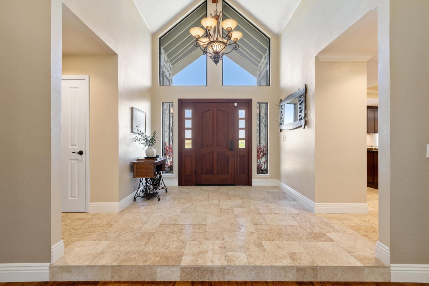 Detail Gallery Image 4 of 59 For 7096 Holsclaw Rd, Gilroy,  CA 95020 - 4 Beds | 3/1 Baths