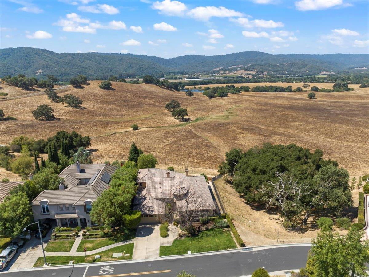 Detail Gallery Image 4 of 62 For 2330 Stonecress St, Gilroy,  CA 95020 - 5 Beds | 4 Baths