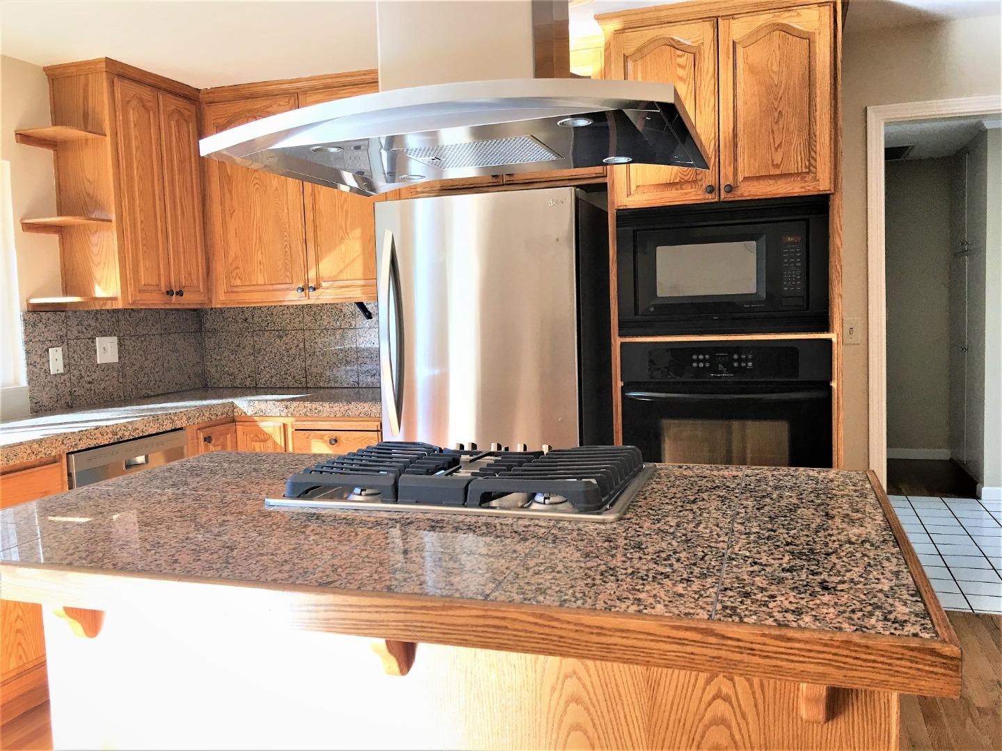 Detail Gallery Image 7 of 16 For 10891 Santa Teresa Dr, Cupertino,  CA 95014 - 3 Beds | 2 Baths