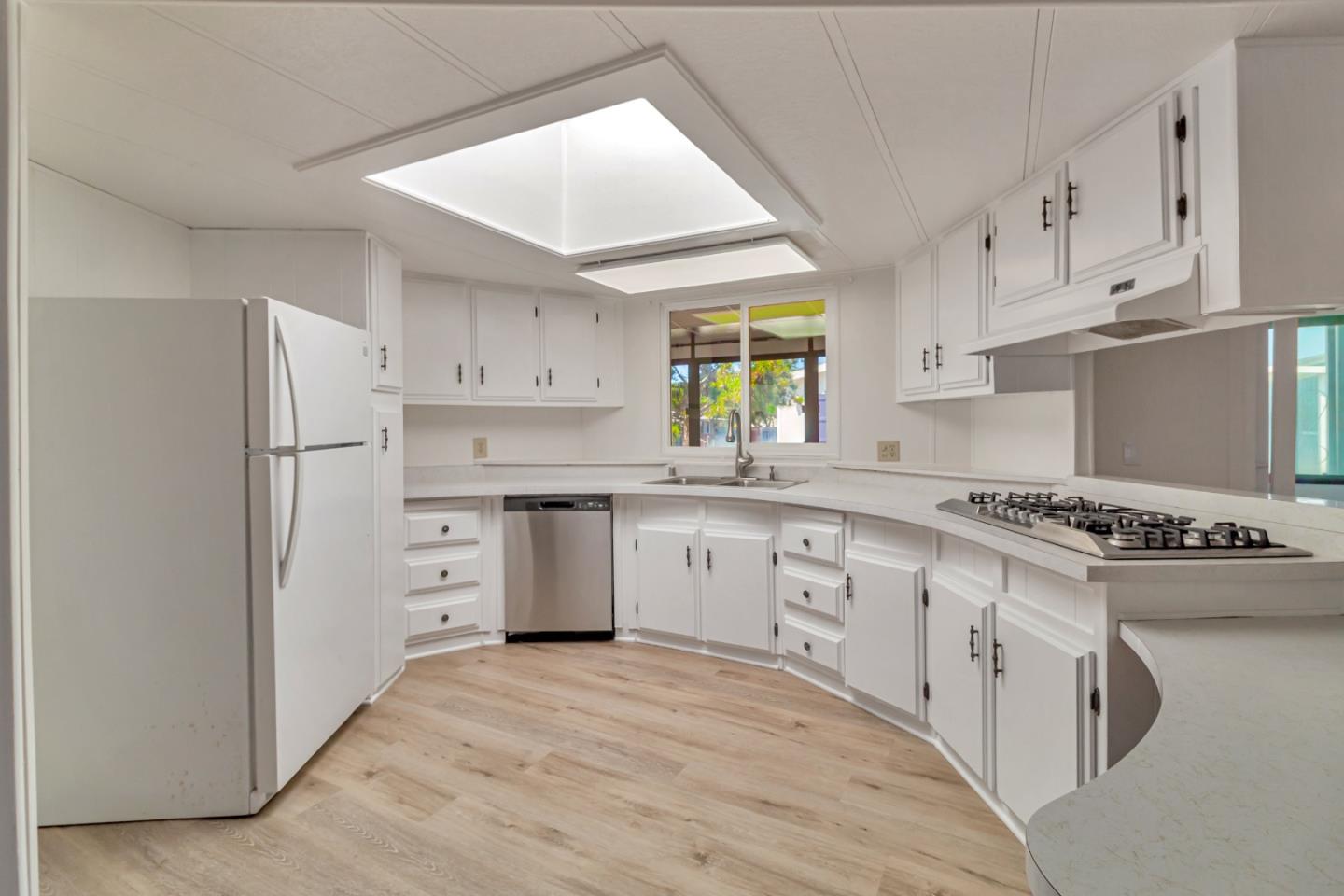 Detail Gallery Image 2 of 9 For 8 Coral Way #8,  Half Moon Bay,  CA 94019 - 2 Beds | 2 Baths
