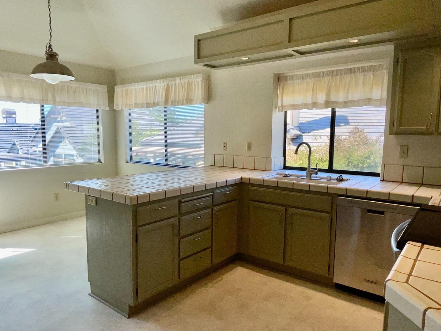 Detail Gallery Image 8 of 21 For 7711 Galloway Dr, San Jose,  CA 95135 - 2 Beds | 2 Baths
