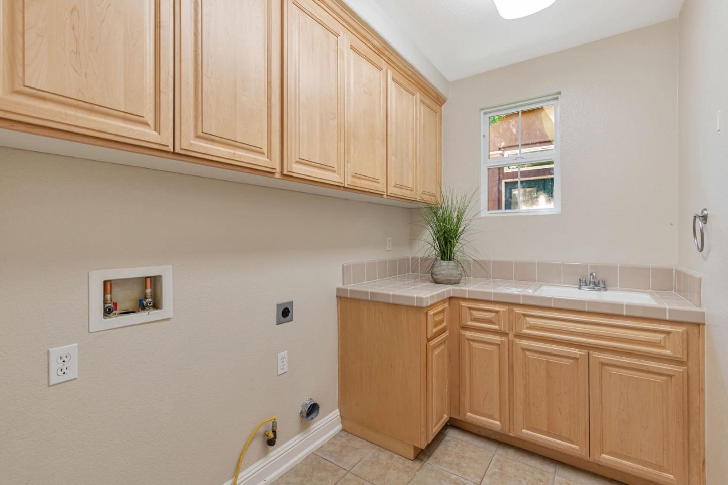 Detail Gallery Image 17 of 27 For 19411 Saffron Dr, Morgan Hill,  CA 95037 - 5 Beds | 3/1 Baths