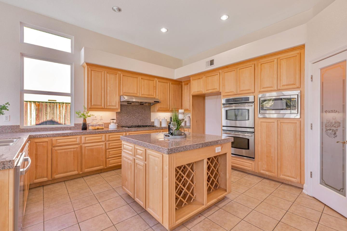 Detail Gallery Image 6 of 27 For 19411 Saffron Dr, Morgan Hill,  CA 95037 - 5 Beds | 3/1 Baths