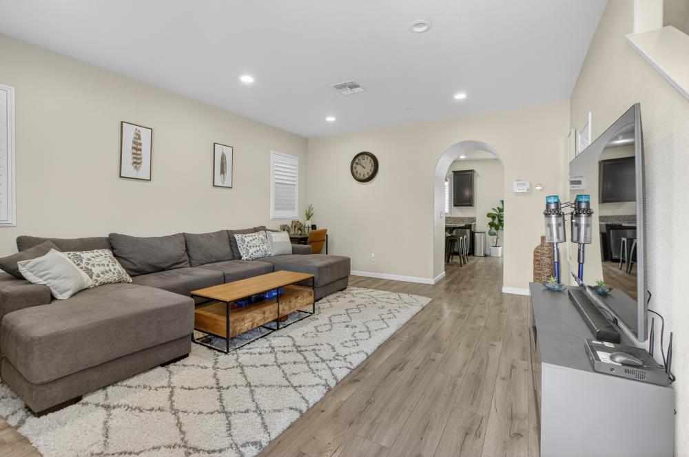 Detail Gallery Image 2 of 43 For 310 Bathbridge Ln, Sacramento,  CA 95823 - 3 Beds | 2/1 Baths