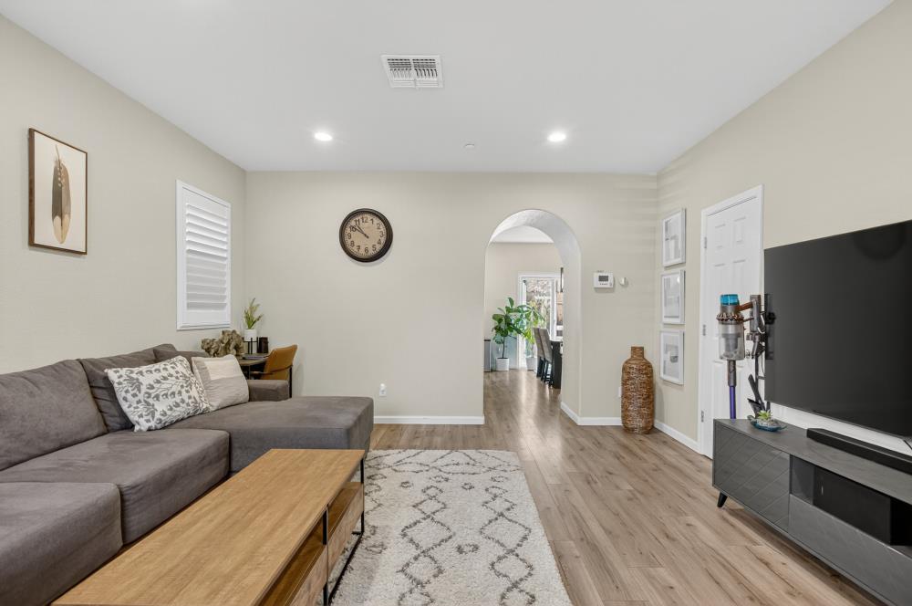 Detail Gallery Image 3 of 43 For 310 Bathbridge Ln, Sacramento,  CA 95823 - 3 Beds | 2/1 Baths